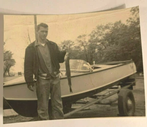 Foto antigua vintage de un joven sosteniendo peces que atrapó en su bote detrás de él #4652 - Imagen 1 de 1