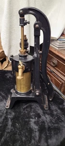 Antigua bomba de agua de manivela de hierro fundido y latón restaurada vintage de 18 1/2" de alto - Imagen 1 de 13