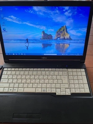 Fujitsu Lifebook U7F0J8D Intel Core i3-6100U 2.30GHz HDD 500GB RAM 4GB 15.6 Inch - Image 1 of 4