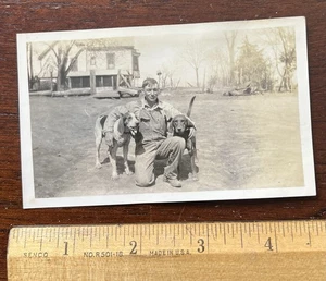 Foto Mann mit seinen 2 Hunden, Jagdhunde, Overall, 4 1/2 x 2 3/4 Zoll - Bild 1 von 2