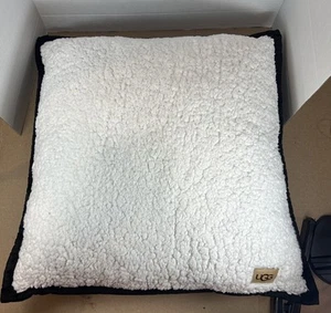 Almohadas UGG Classic Sherpa Decorativas 20X20 Apagadas Negro Gris Blanco Logo Cremallera - Imagen 1 de 5