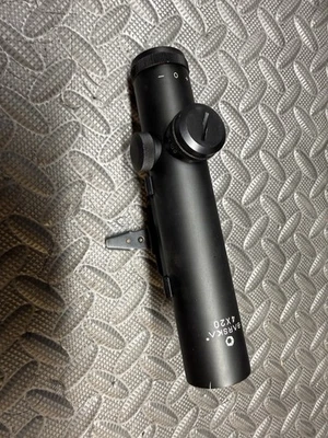 Mira eléctrica Barska 4x20 mm con base de mango de transporte, mira MilDot y torreta BDC Foto 1 de 4