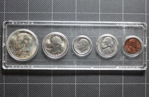 1968 D US Mint Set 40% Silver Half Dollar in Whitman Plastic Holder Denver USA - Picture 1 of 2