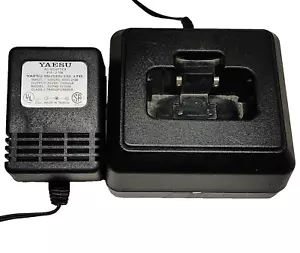 CARGADOR DE RADIO OEM YAESU NC-73 con ADAPTADOR DE CORRIENTE PA-21B 7.2 VDC @ 1 AMP (2 DISPONIBLES) - Imagen 1 de 2