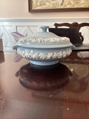 Clean 1950s RARE Wedgwood blue Etruria Barlaston blue Queensware Casserole Dish? - Image 1 of 4