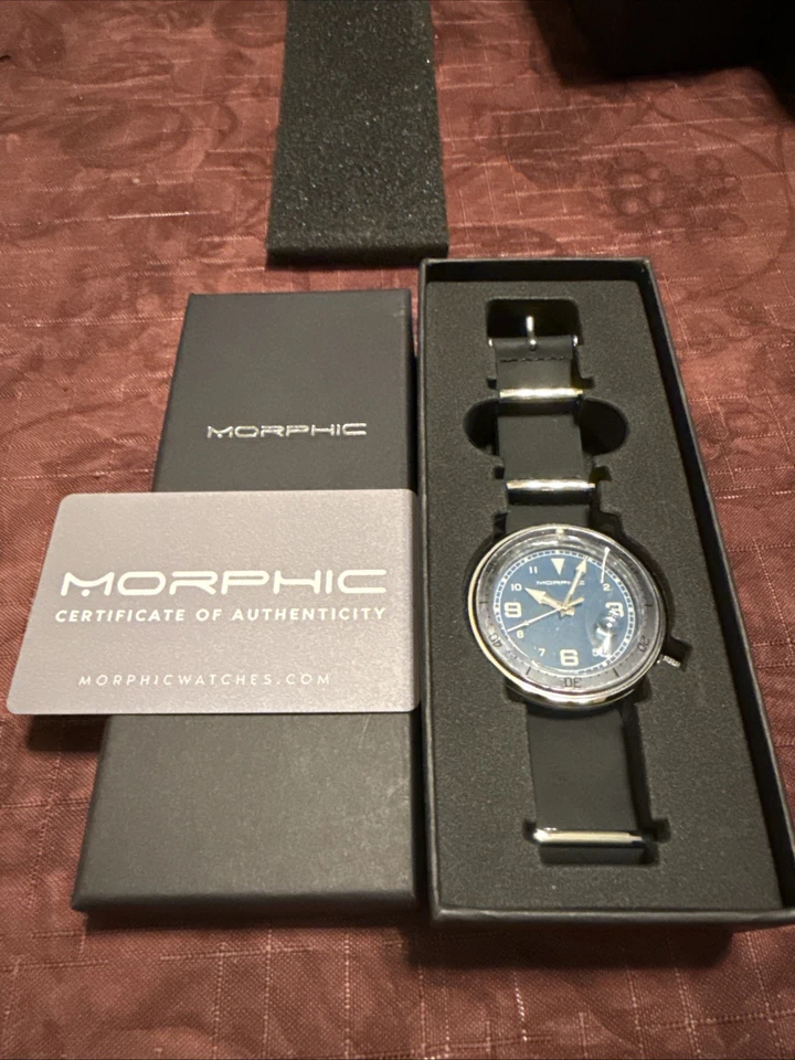 Morphic Serie M74 MPH7408 Esfera Azul 42 mm con Cuero Negro Una Pieza RP $300 Foto 1 de 4