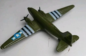Modelo de avión fundido a presión de la Segunda Guerra Mundial DC-3 C-47 con ruedas de metal y rayas de invasión - Imagen 1 de 7