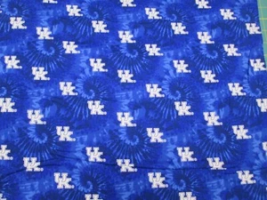UNIVERSITA' DEL KENTUCKY WILDCATS TYD DYE DESIGN NUOVO 1 RESTO 100% COTONE - Foto 1 di 5