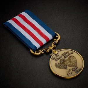 Nuestra Medalla de Valentía/Servicio Aniversario Boda 10º Titanio. Regalo/Regalo. Oro - Imagen 1 de 8