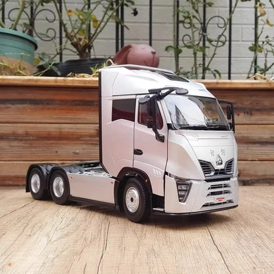 1/24 Scale SINOTRUK Yellow River H7 Diecast Car Model Toy Collection Gift - Image 1 of 4