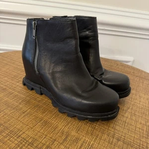 SOREL Joan of Arctic III Waterproof Wedge Chelsea Boot Size 8 Leather Black Zip - Picture 1 of 11