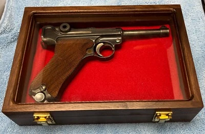PISTOL GUN PRESENTATION CASE GLASS TOP WOOD BOX GERMAN LUGER P08 STYLE PISTOLS - Image 1 of 4