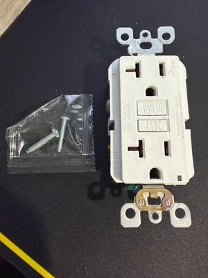 Receptáculo de salida Leviton GFNT2-W autoprueba SmartlockPro GFCI blanco 20A-125V Foto 1 de 2