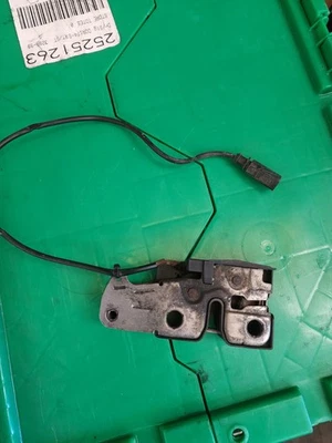 Actuador de cierre de bloqueo de capó inferior Volkswagen CC 2009-2012 OEM AK2404208 Foto 1 de 4