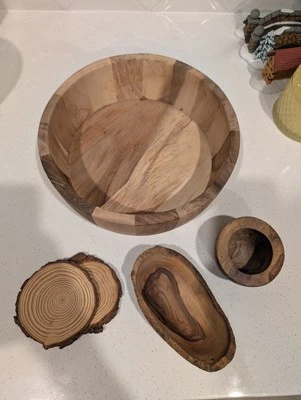 Decorative Wooden Bowl With Smaller Bowls And Coasters Foto 1 de 4