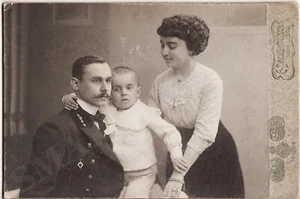 Foto de gabinete artístico oficial de Rusia imperial de la década de 1910 con esposa e hijo Libava - Imagen 1 de 2