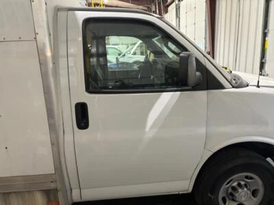 Chevrolet Express 3500 Van 2016-2018 conjunto puerta delantera derecha 39549 Foto 1 de 4