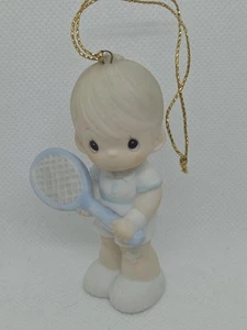 Precious Moments Junge Tennis Figur Serve With A Smile 1986 Junge Ornament - Bild 1 von 5
