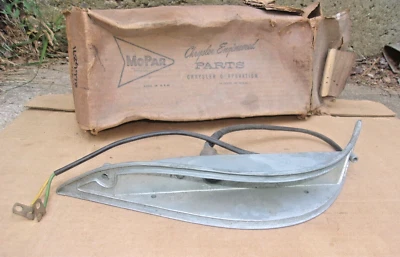 Chrysler 300 New Yorker Saratoga 1957 nuevo de stock MoPar izquierda lámpara de estacionamiento carcasa y enchufe Foto 1 de 4