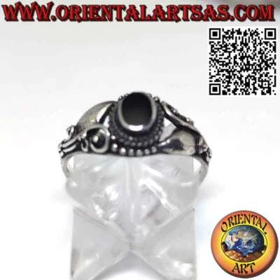 Anello in argento 925‰ con onice ovale e decorato con un fiore di lilla sui lati - Immagine 1 di 4