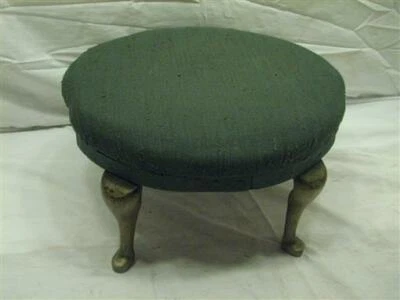 Antiguo taburete de banco tapizado con patas de latón reposapiés hierro forjado colonial Foto 1 de 4