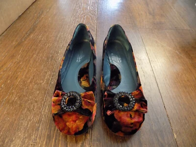 Via Spiga Black Rhinestone Bow Floral Velvet Low Heel Ballet sz 8 ADORABLE Flats - Image 1 of 4