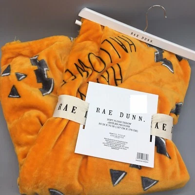 Rae Dunn FELIZ HALLOWEEN Micro Polar Manta Naranja Jack O Linterna Decoración Foto 1 de 4