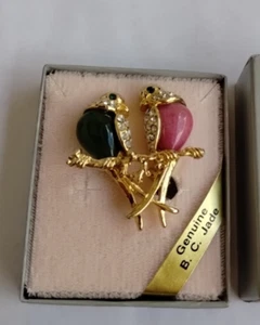 Vintage Pan Pacific Brooch Green Pink Jade British Columbia Love Birds - Picture 1 of 10