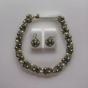 Collar y pendientes a juego de bisutería grises y crema vendedor de EE. UU. - Imagen 1 de 6