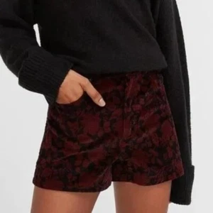 Express Black & Red Floral Velvet Midi High Rise Shorts 00 - Picture 1 of 4