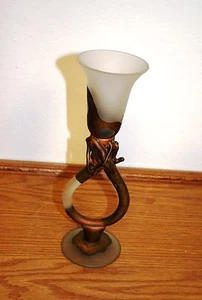  Art Deco Stil handgefertigter Kerzenständer aus mundgeblasenem Glas weiß Metall Dekor  - Bild 1 von 5