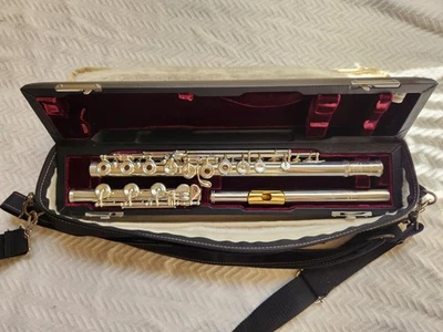 Yamaha YFL-677HCT Professional Flute Split E C# Trill Gold Lip, FREE PICCOLO - Image 1 of 4