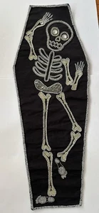 Runner da tavolo Pier 1 Importa scheletro in bara 13x35 nero paillettes gemma Halloween - Foto 1 di 5