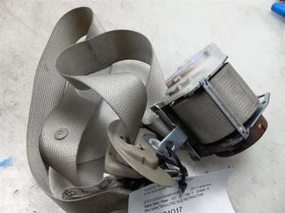 Toyota Sienna XLE 2017 montaje del cinturón de seguridad trasero del lado del pasajero  Foto 1 de 4