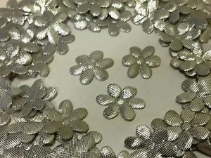 100 Fabric Glittery Padded Flower Motifs 4 Card Craft Sewing Dresses & Wedding - Picture 1 of 3