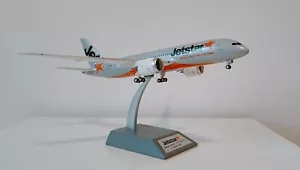 BMODELS 1:200 B787-8 JETSTAR VH-VKH, NR. B-787-JQ-08, WITH STAND - Foto 1 di 16
