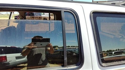 Левое заднее вентиляционное стекло с рамой для Ford Explorer 1991-1997 годов выпуска - Изображение 1 из 4