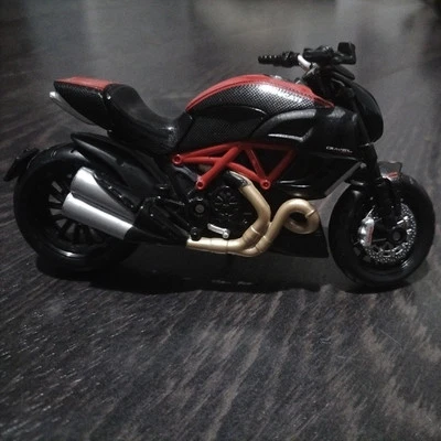 Ducati Diavel Carbon 2011 in red /black, 1:12 scale motorbike model from Maisto - Image 1 of 4