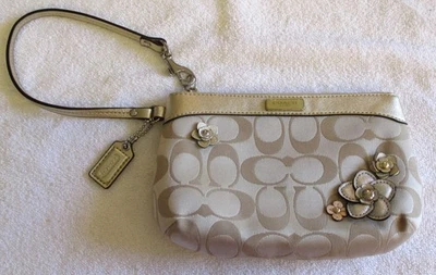 Bolso sin asas pequeño Coach Signature de lona beige y dorado con flores Foto 1 de 4