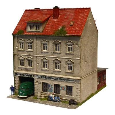 Diorama H0/1:87 POLA Top Gebäude Stadthaus mit Hinterhof-Werkstatt patiniert - Bild 1 von 4