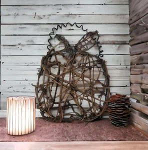 Mimbre de manzana y arte popular rústico rural de metal - decoración primitiva del hogar - Imagen 1 de 7