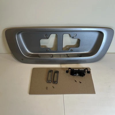 Pestillo porta matrícula puerta levadiza trasera Toyota Sequoia 2001-2007 OEM Foto 1 de 4