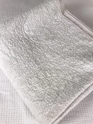 Colcha medallón acolchada blanca con edredón tamaño doble Cynthia Rowley 76x80" Foto 1 de 4