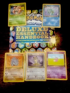 Pokémon 2015 Deluxe Essential Handbuch mit fünf Sammler Pokémon Karten B97 - Bild 1 von 3