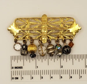 Broche Marjorie Baer Brillante Tono Dorado 3 pulgadas con 8 dijes pesa 3/8 oz en muy buen estado - Imagen 1 de 7