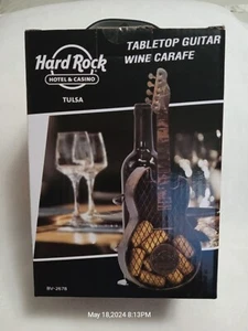 "Hard Rock Hotel Casino Tulsa Supporto bottiglia vino chitarra da tavolo 5,12x5,52x13,59" - Foto 1 di 11