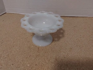 Piccola composta bordata in vetro bianco latte con bordo in pizzo - Foto 1 di 5