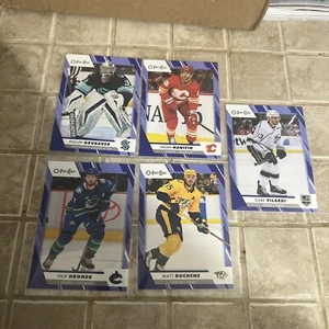 2023-24 O-Pee-Chee, LOTE DE BORDE AZUL 🙂 🙂 5 tarjetas paralelas de borde azul - Imagen 1 de 2