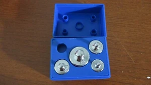 Kleines KALIBRIERUNGSSET in blauem Kunststoffbehälter ~ 10 g, 20 g, 50 g - Bild 1 von 5