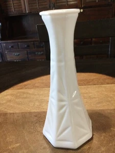 Hoosier Starburst Bud Vase Milk Glass Decor Collectible 6 Inches VTG - Picture 1 of 2